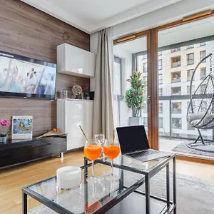 https://family-apartment-on-chlodna-street.warsawhotelspoland.com